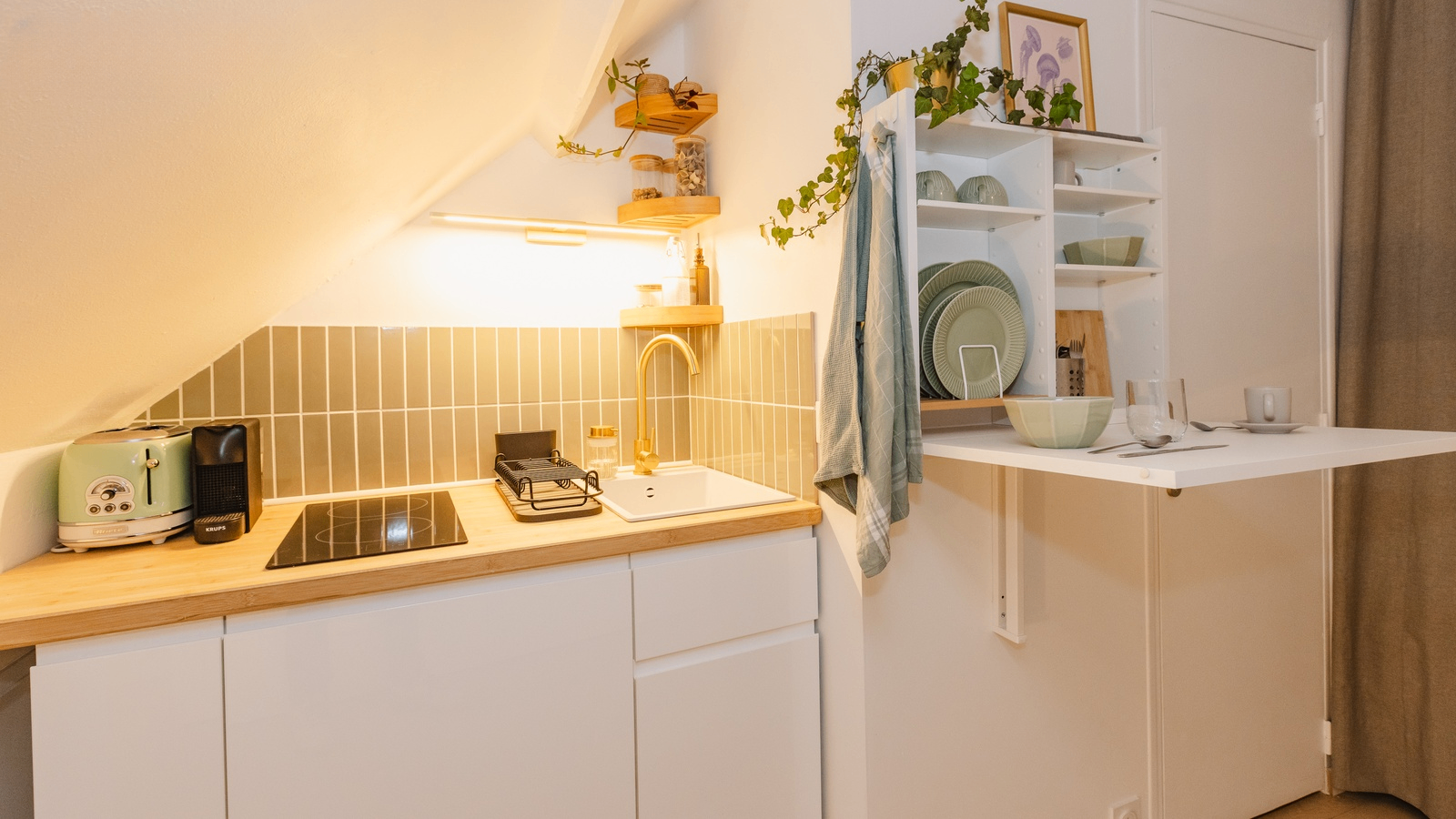 La cuisine équipée et la table rabattable