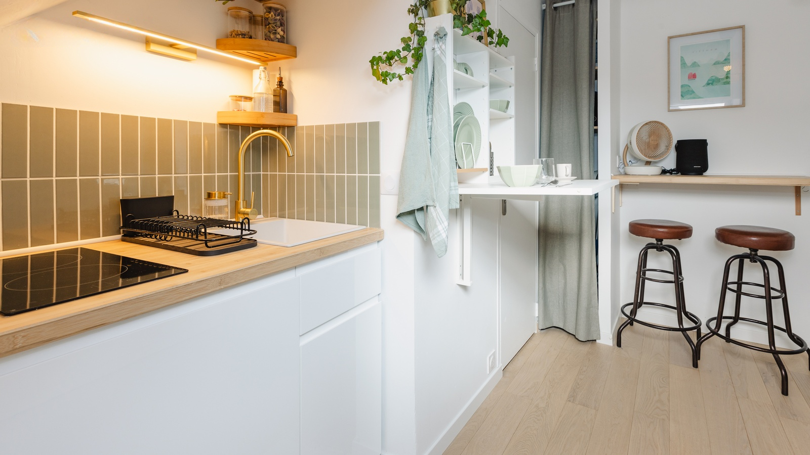 La cuisine en lumière chaude, tabourets et ventilateur