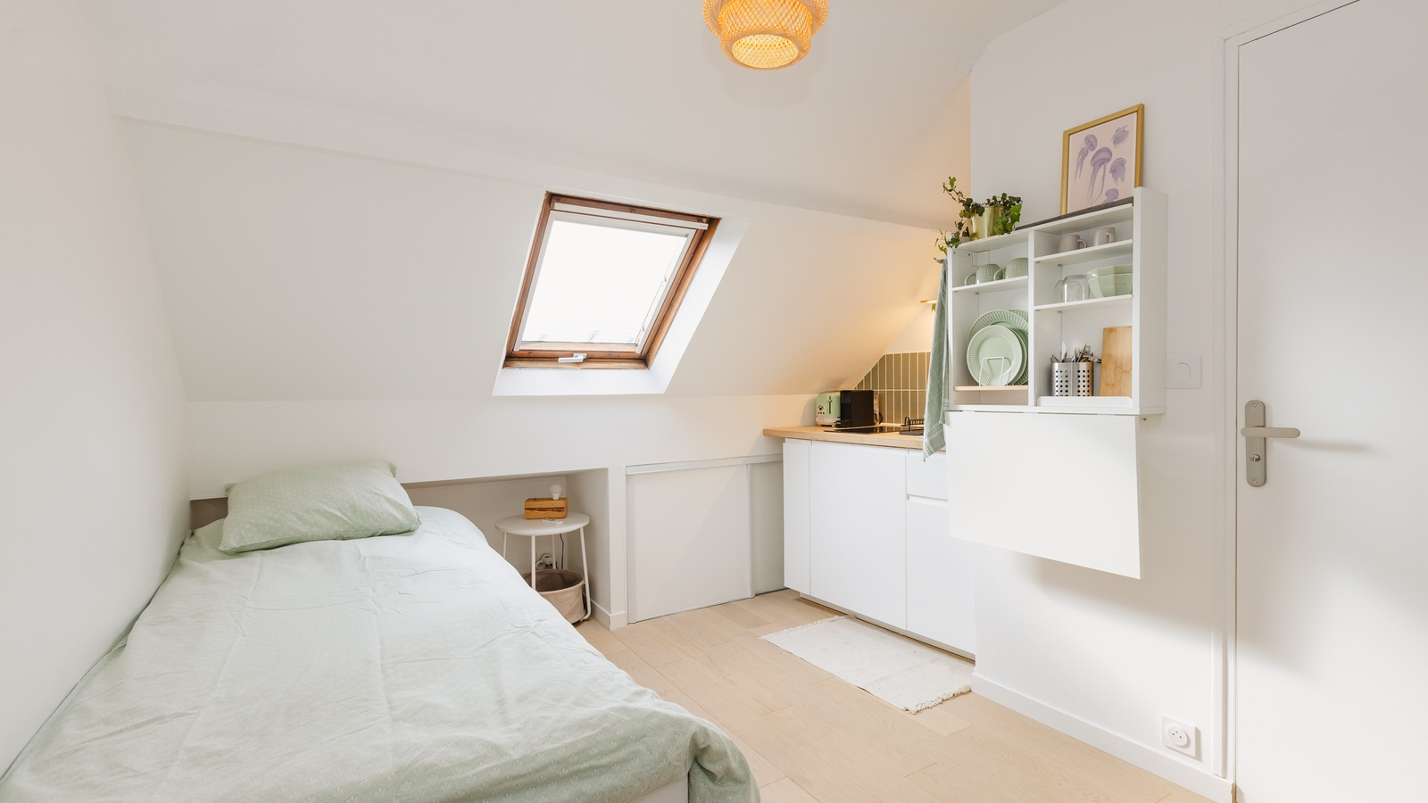 Le lit sous le velux, en journée