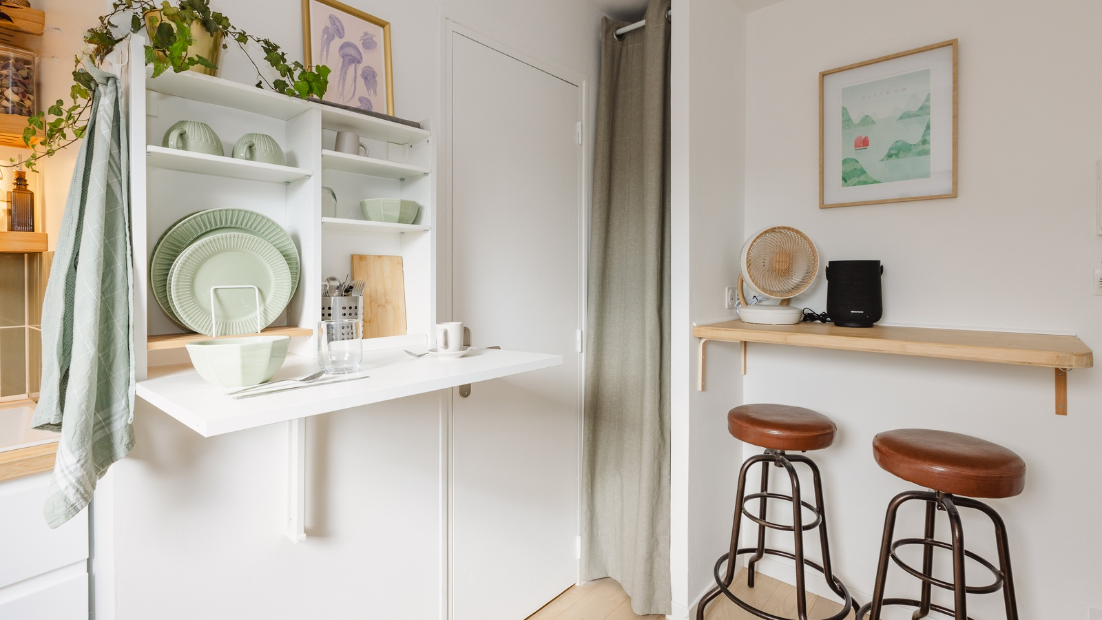 La table rabattable dressée et les tabourets en cuir